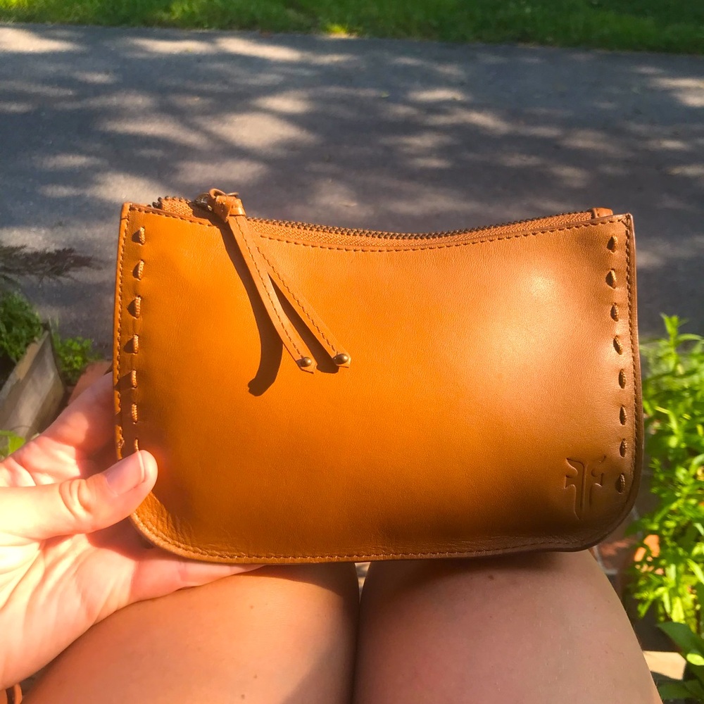 Frye low slung fanny pack. Belt goes up to size XL. Real leather, 70s vibes✨